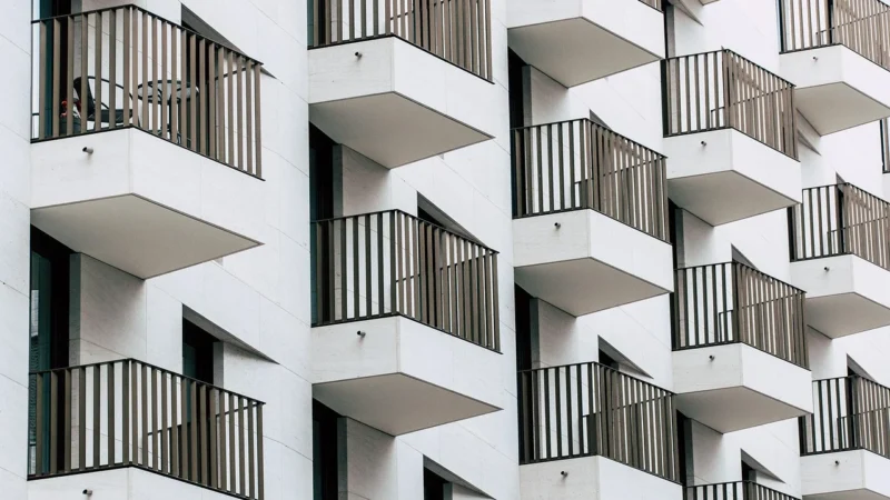 Siatka na balkon — montaż alpinistyczny dla maksymalnego bezpieczeństwa